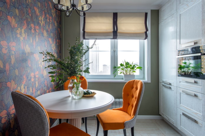 decoração e tecidos no interior de uma cozinha pequena