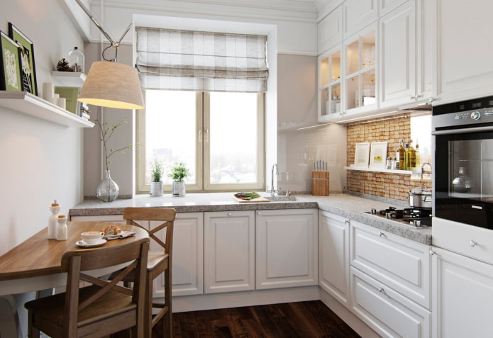 decoração e tecidos no interior de uma cozinha pequena