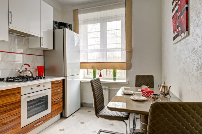 decoração e tecidos no interior de uma cozinha pequena