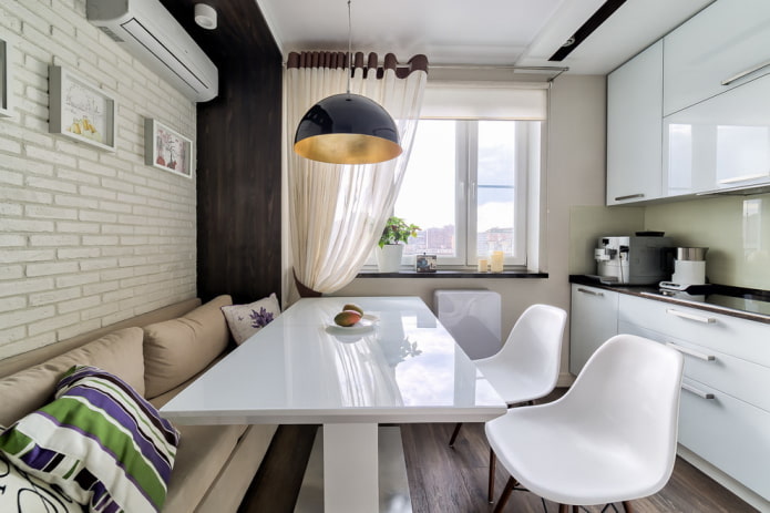 decoração e tecidos no interior de uma cozinha pequena