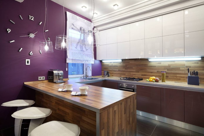decoração e tecidos no interior de uma cozinha pequena