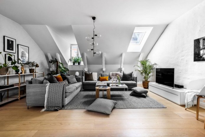 sala de estar elegante com teto branco inclinado