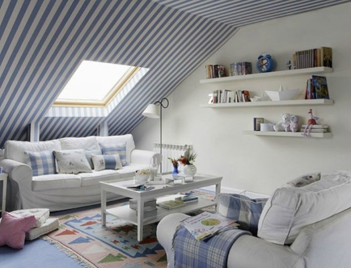 sala de estar branca e azul no sótão