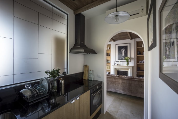 arco feito de gesso cartonado entre a cozinha e a sala de estar