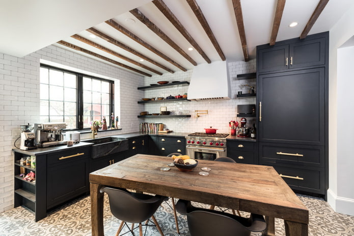 interior da cozinha com móveis pretos