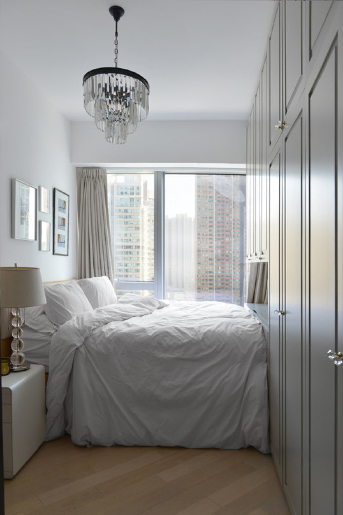 cama ao longo de todo o comprimento do quarto