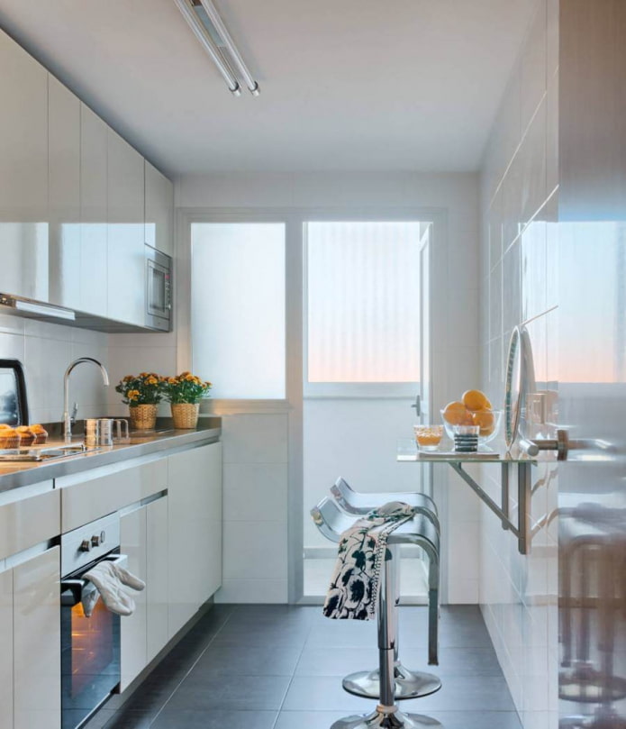 cozinha pequena com mesa