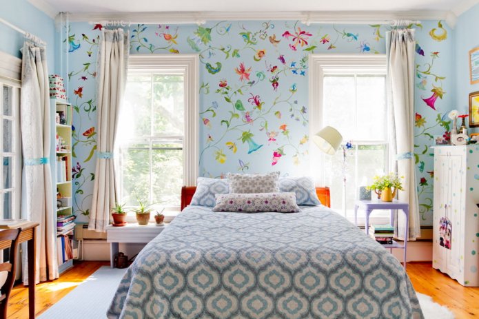 Papel de parede azul com estampa
