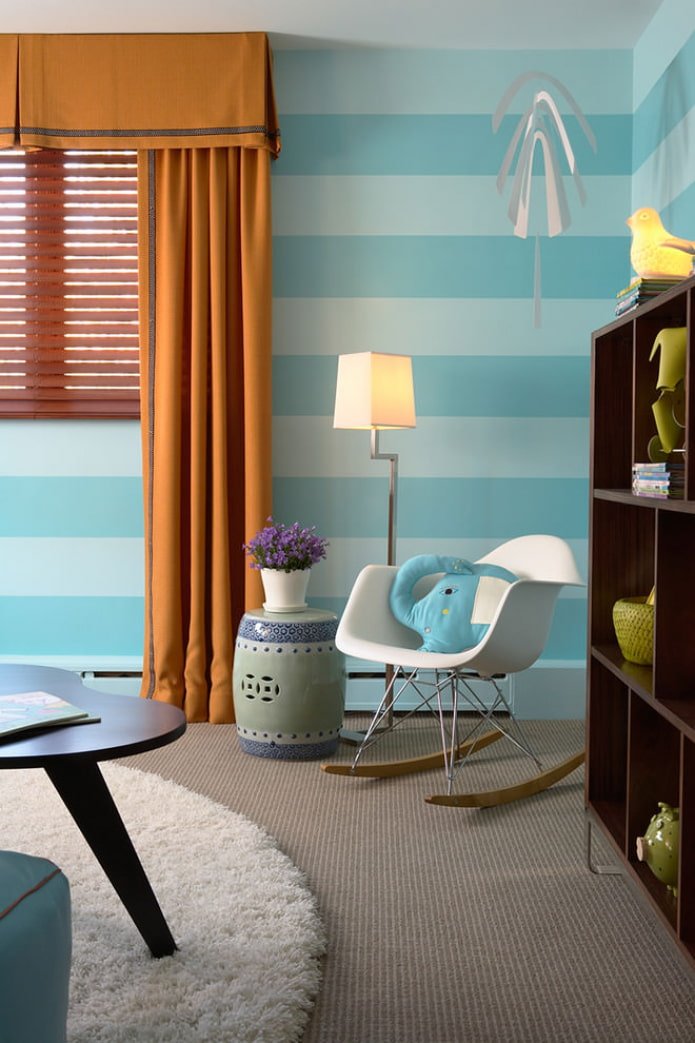 papel de parede listrado azul e cortinas laranja