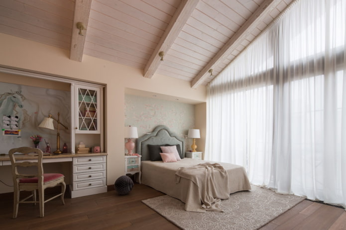 cortinas em uma janela chanfrada
