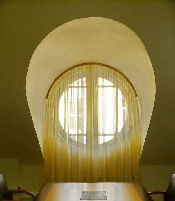 cortinas em uma janela redonda