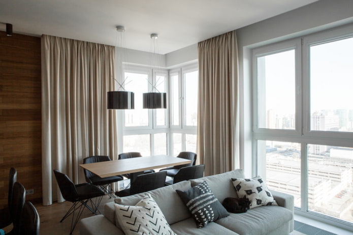 cortinas em uma janela de canto