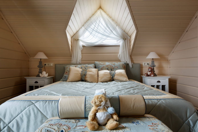 cortinas em uma janela triangular