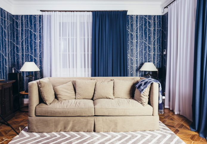 Cortinas azuis no interior