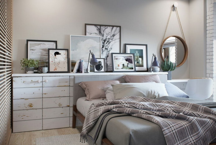prateleira com quadros acima da cama