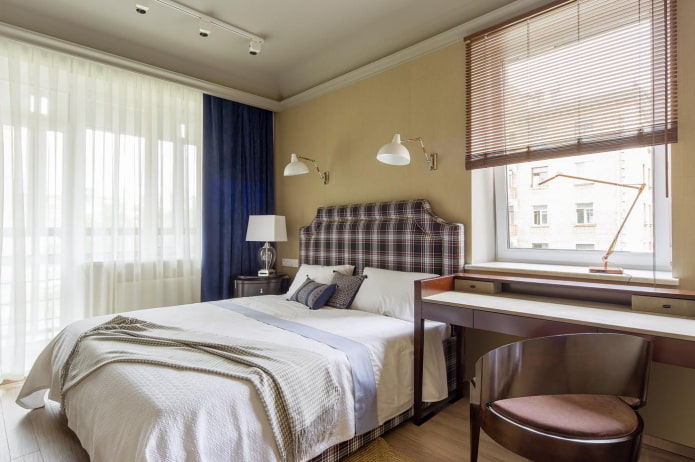 Quarto quadrado com mesa de cabeceira