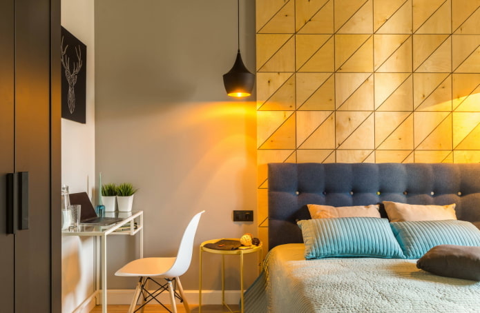 Luminária acima da cama