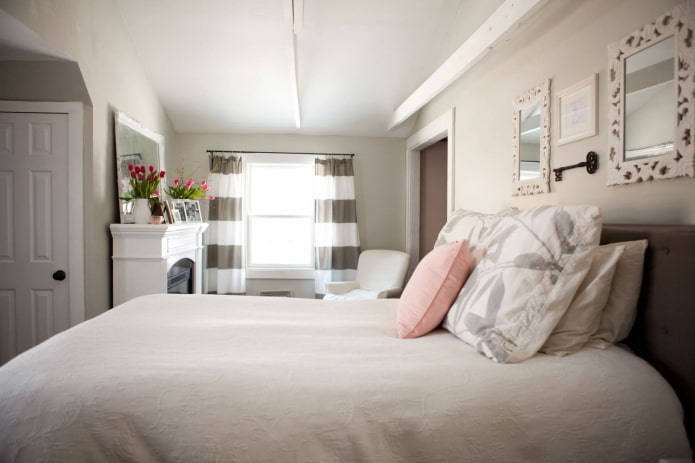 Quarto com lareira em estilo clássico