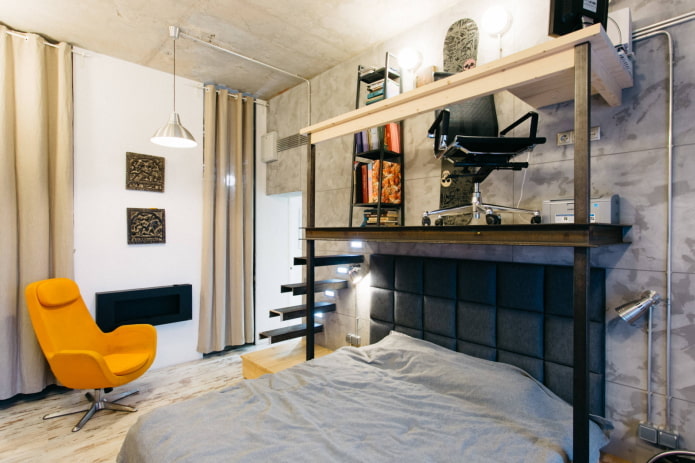 Loft com escritório acima da cama