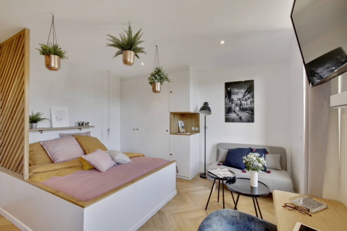 Quarto com um sofá pequeno