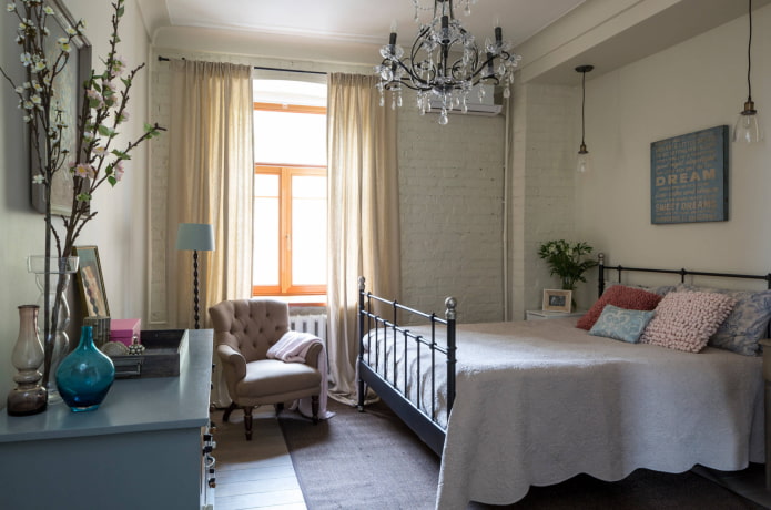 Cama, poltrona, cômoda