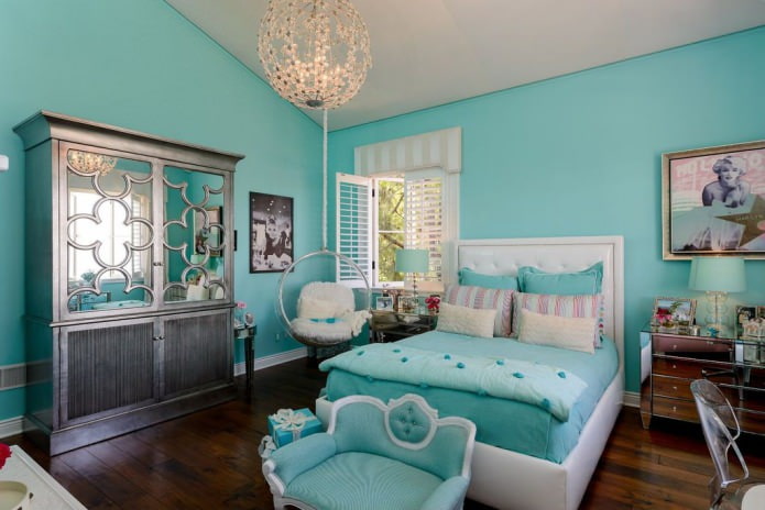 interior do quarto de uma menina em turquesa