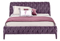 cama em um quarto para uma menina