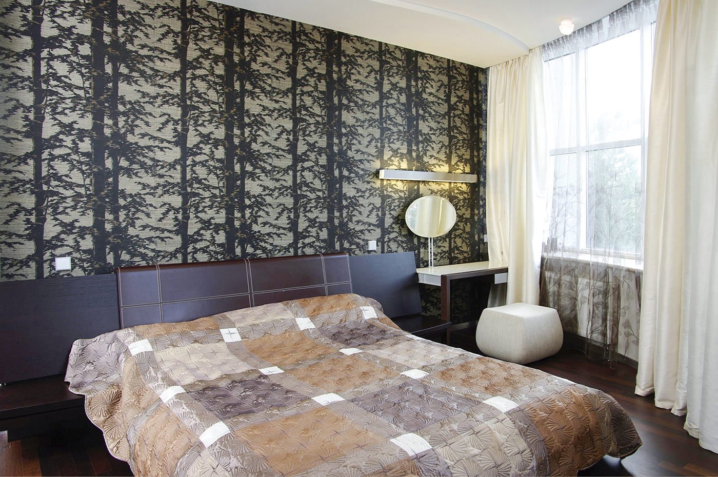 cortinas no design do quarto com papel de parede cinza