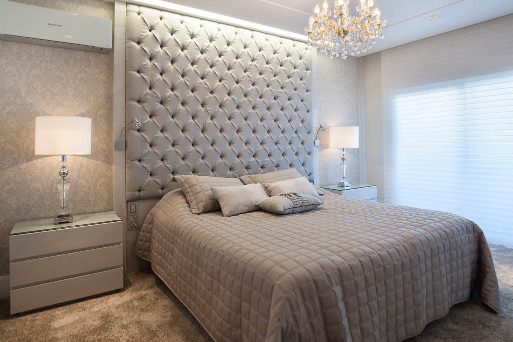 design de quarto com papel de parede cinza