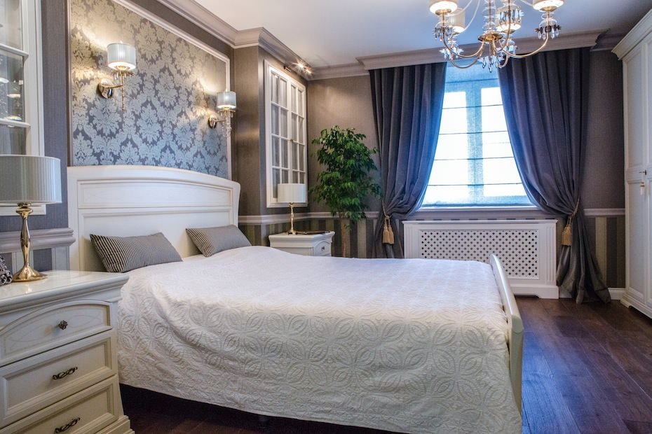 design de quarto com papel de parede cinza