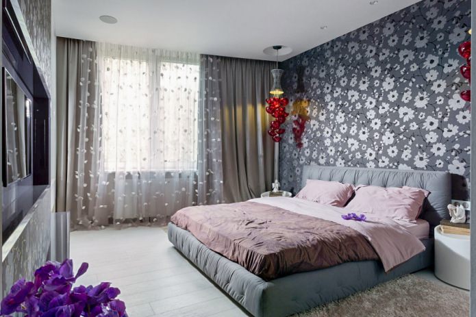 papel de parede cinza com flores no quarto