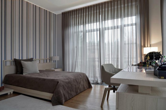 Cortinas no design do quarto com papel de parede cinza