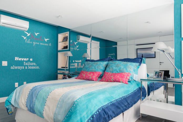 painéis de espelho na parede do quarto azul