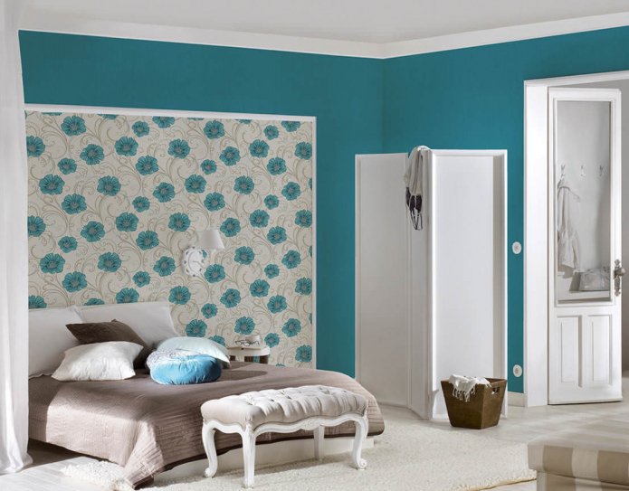 fundo bege na cabeceira da cama com flores