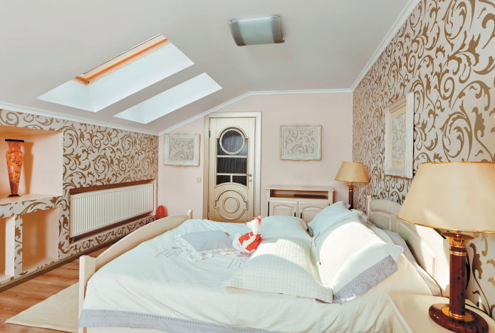 papel de parede com monogramas no quarto