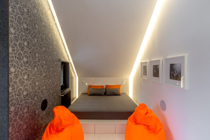 quarto estreito no sótão