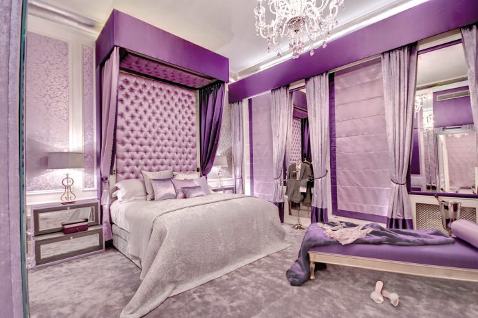 interior de um quarto roxo