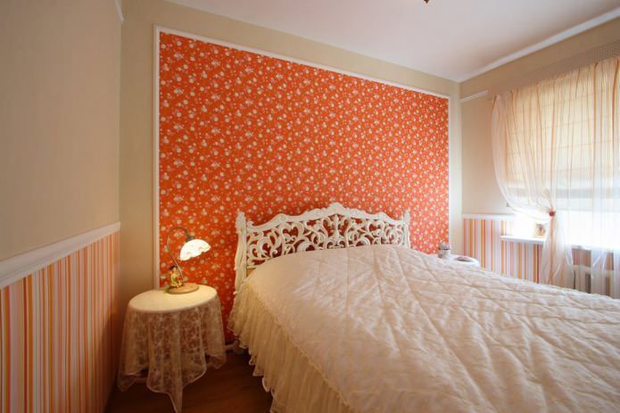 parede revestida com papel de parede laranja