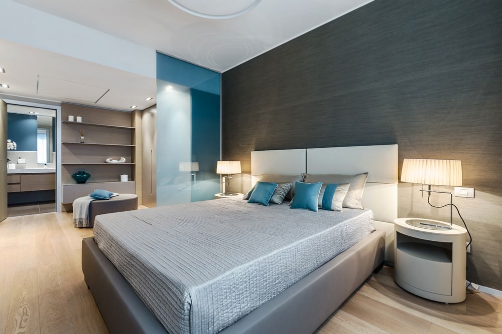 design de quarto com papel de parede cinza