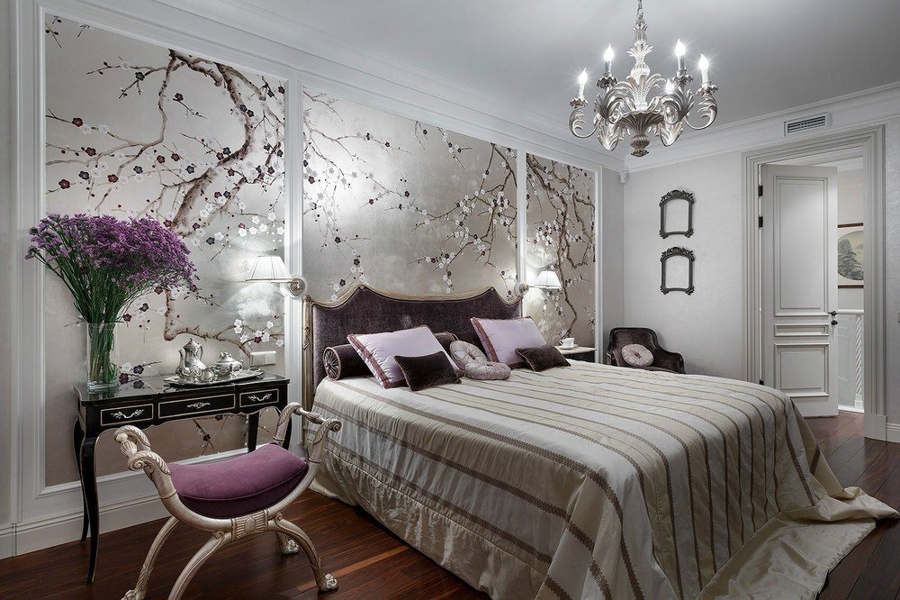 design de quarto com papel de parede prateado