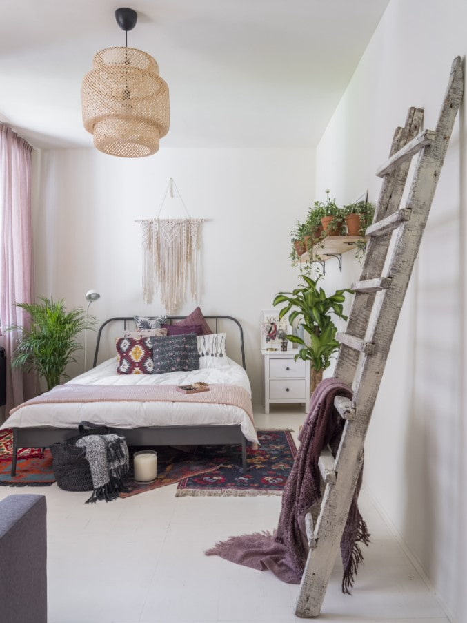 quarto com paredes brancas