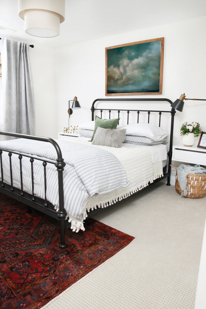cama de ferro forjado no quarto