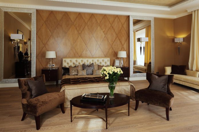 Paredes marrons com espelhos no quarto