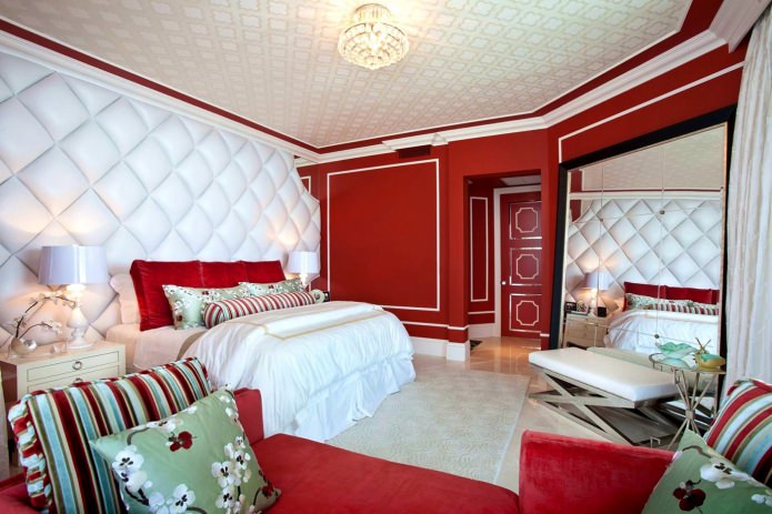 Painéis 3D brancos com paredes vermelhas no quarto