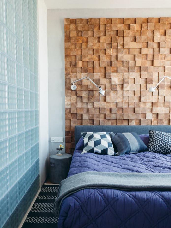 Quarto moderno com parede de madeira