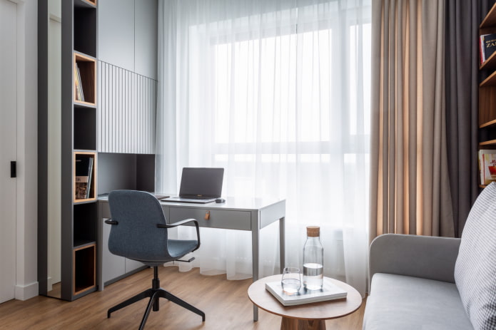 Escritório em apartamento de três cômodos