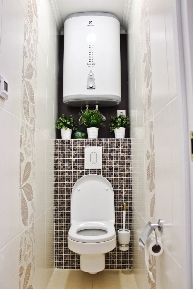 encanamento no interior do banheiro de um apartamento em Khrushchevka