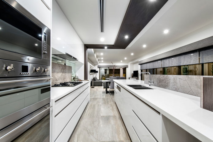 iluminação no interior de uma cozinha estreita