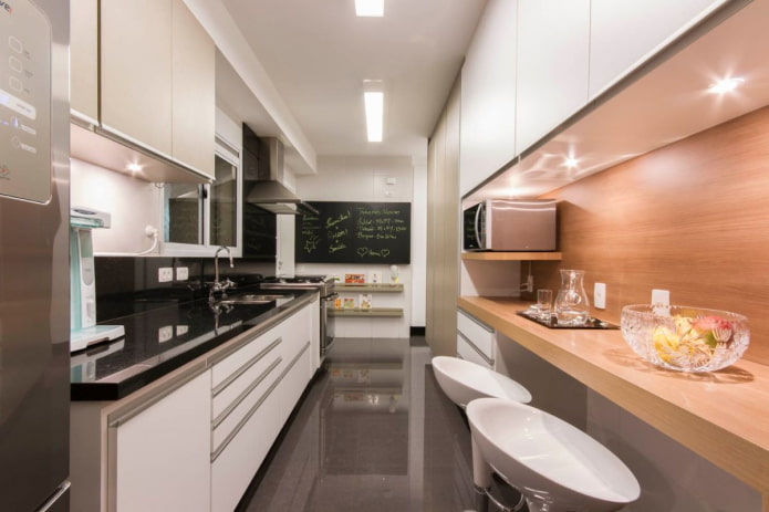iluminação em uma cozinha retangular