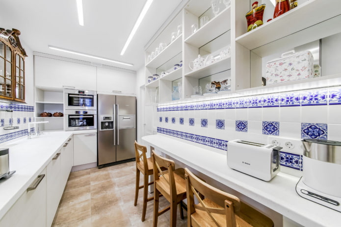 acabamento de um espaço estreito de cozinha